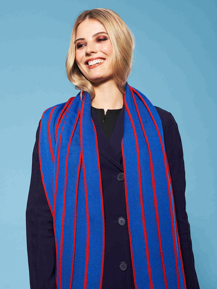 Cozy wool scarf in blue and red