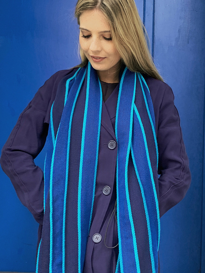 Wide scarf in navy blue soft wool